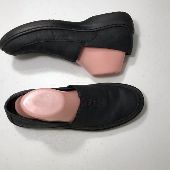 Born Womens Black Slip-On Shoes Size 10M SB-06